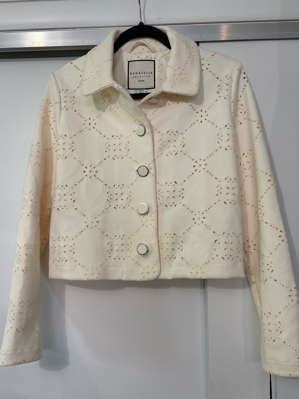 NWT bagatelle Women’s size Small Cream Eyelet Button-Front Cropped Blazer